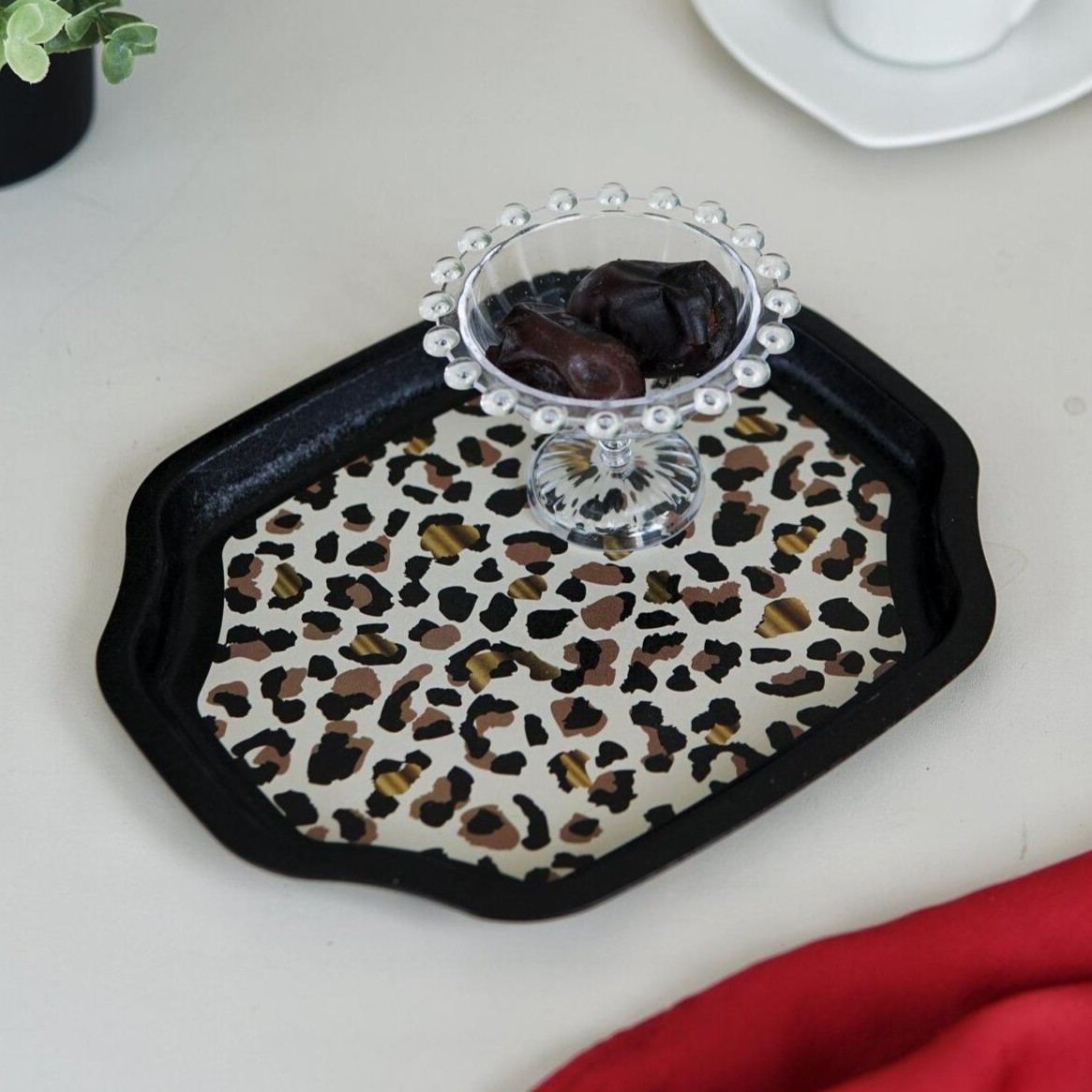 Curved wavy edge Tray 160x190 mm Gold Leopard Print Pattern