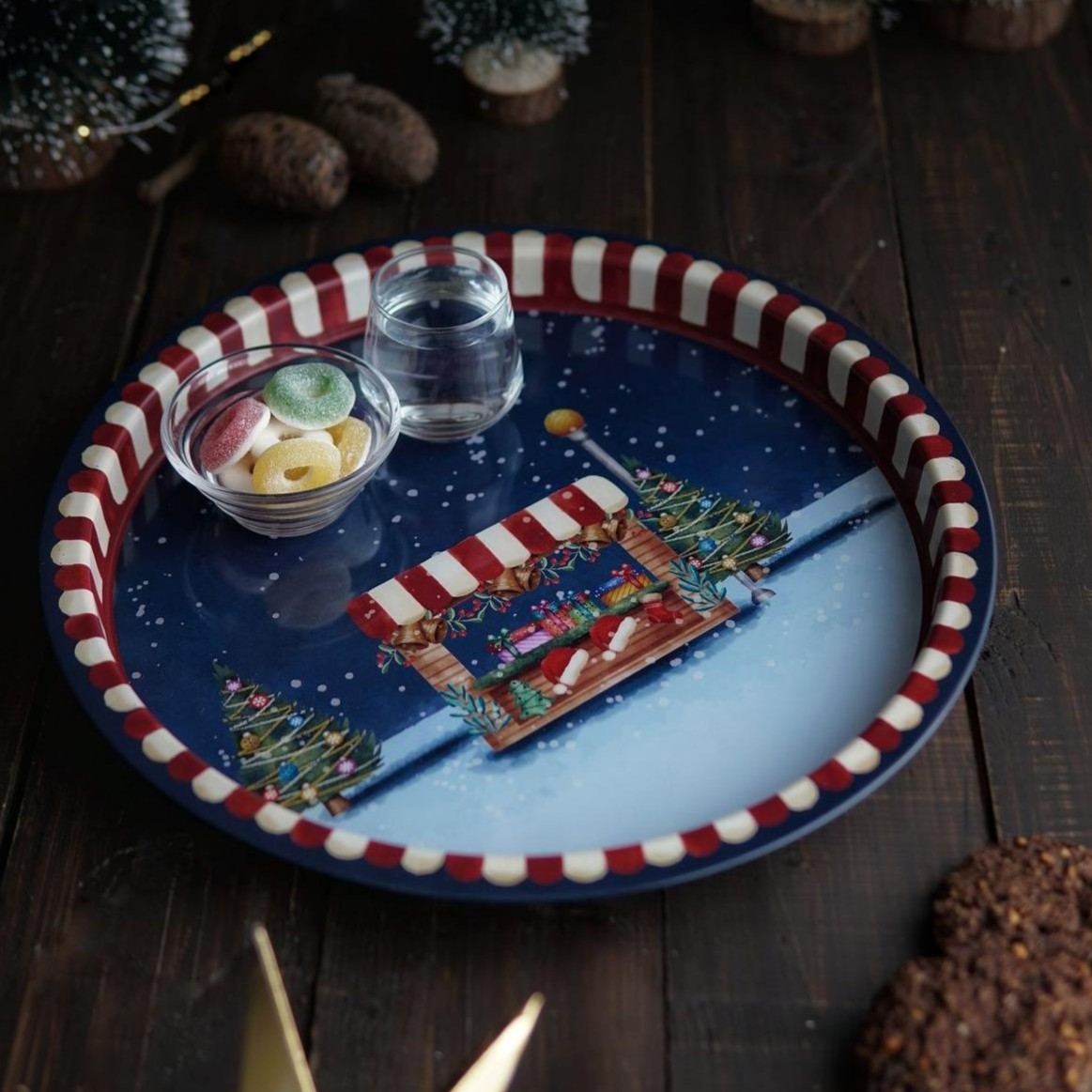 Ø315 mm Round Metal Tray Gold Snow Crystal red background
