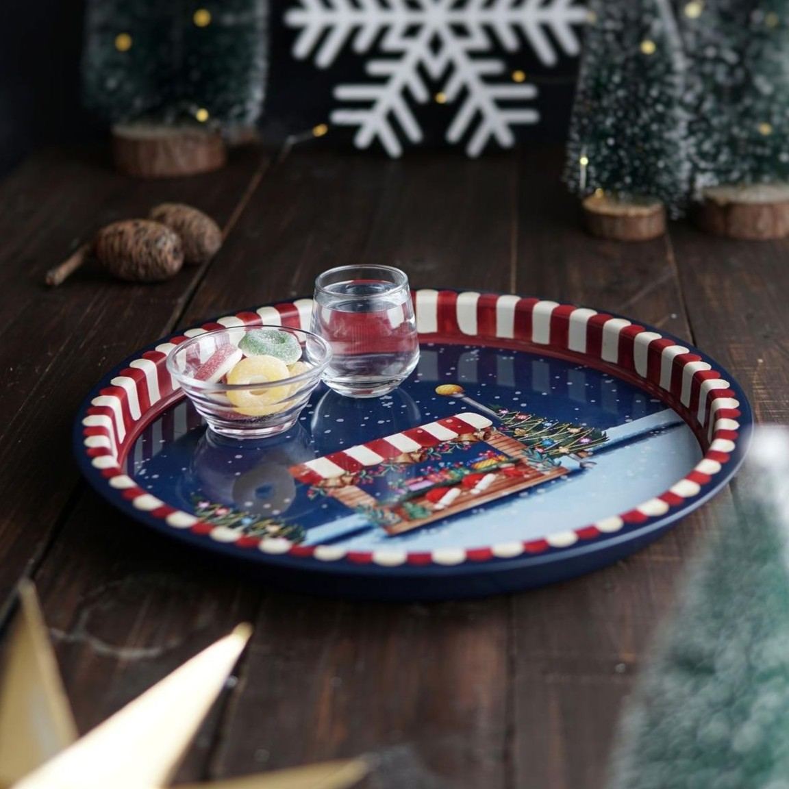 Ø315 mm Round Metal Tray Gold Snow Crystal red background