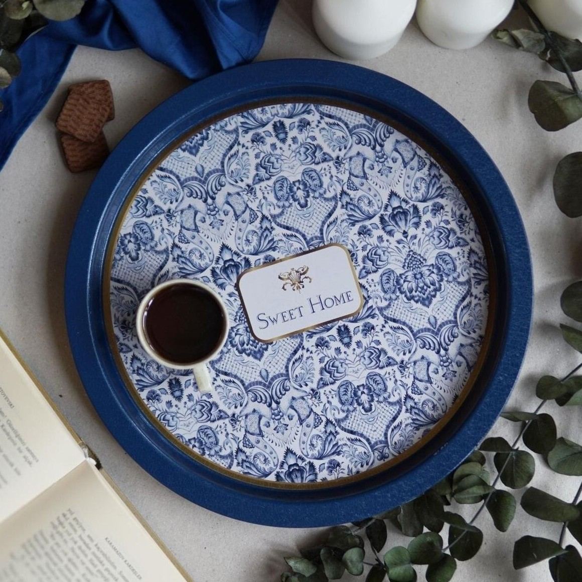 Ø315 mm Round Metal Tray  Azulejo-Inspired Blue &amp; White Decorative Pattern