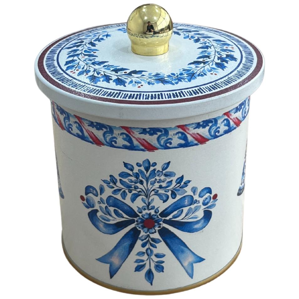 Ø120x132 mm Metal Canister Knob Handle Blue Nutcracker &amp; Festive Wreath Design – Classic Holiday Decor