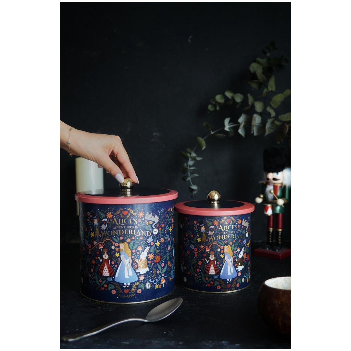 Round Metal Tin Box Set Ø175x180 - Ø140x150 Knob Handle (2 Pcs) Vintage Café-Inspired Linen Texture Design
Tales Design
